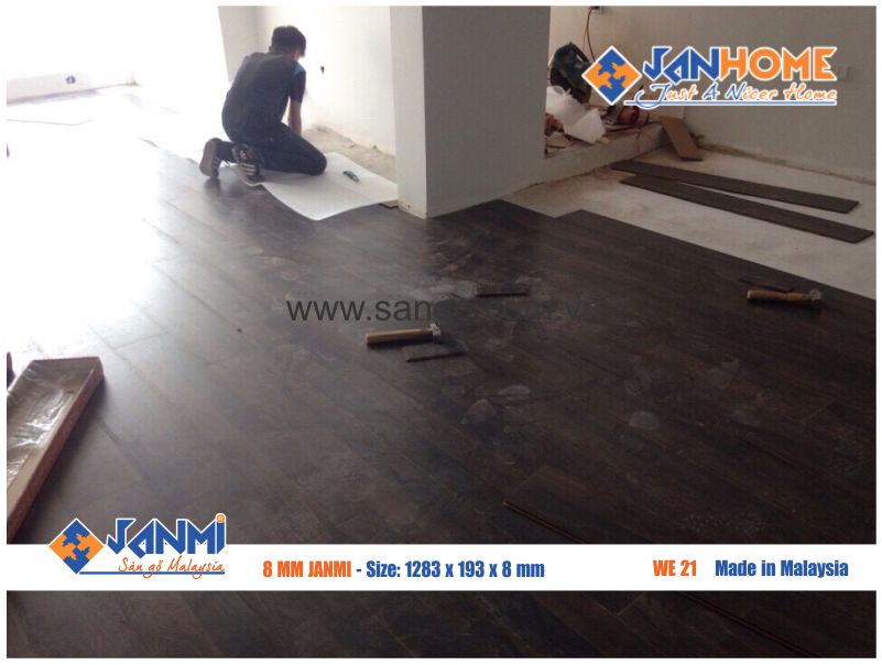 Thợ của JANHOME đang tiếp tục thi công khu vực bếp sàn gỗ JANMI WE21