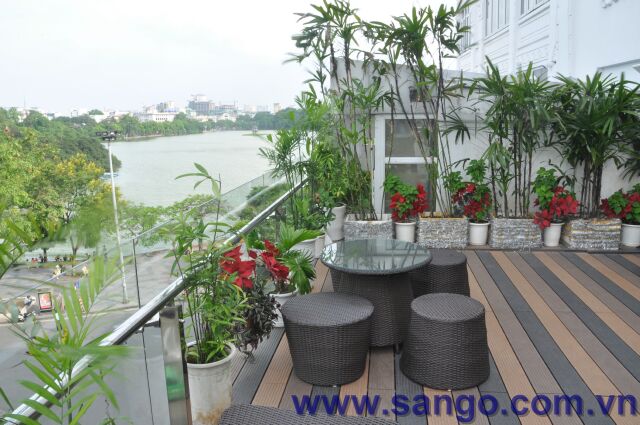 Sàn gỗ ngoài trời lát sàn sân thượng