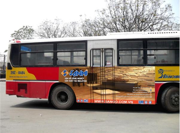 Sàn gỗ quảng cáo trên xe bus chạy khắp Hà Nội