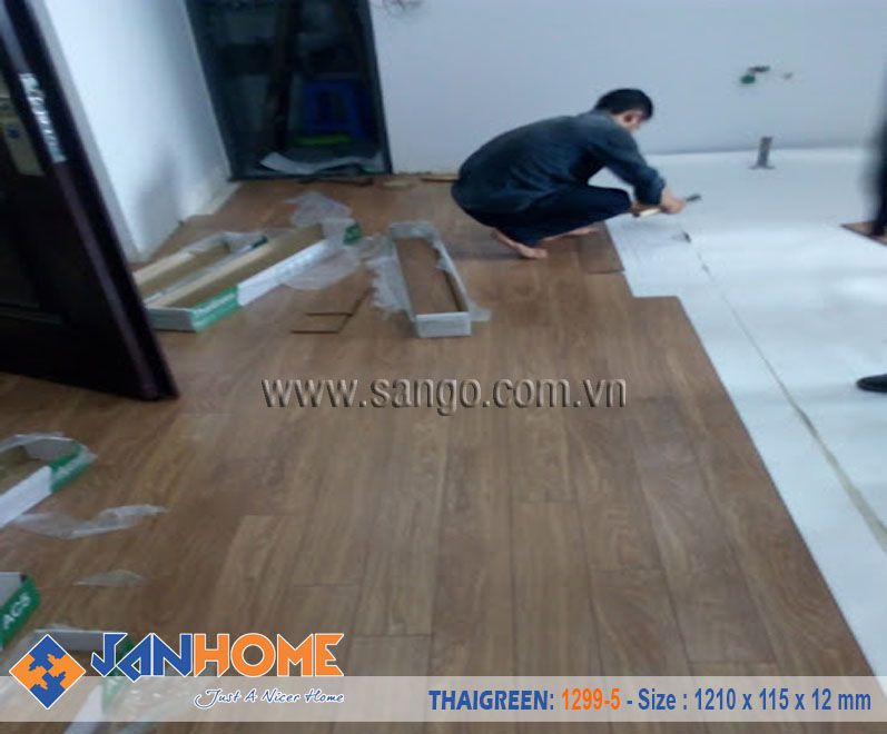 Thi công sàn gỗ Thai Green 1299-5 căn hộ chung cư