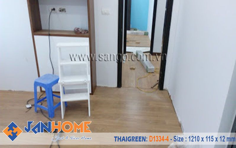 Thi công sàn gỗ Thai Green D1334-4 phòng ngủ căn hộ chung cư