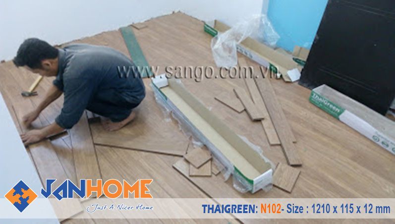 Thi công sàn gỗ Thai Green N102 cửa hàng quần áo thời trang