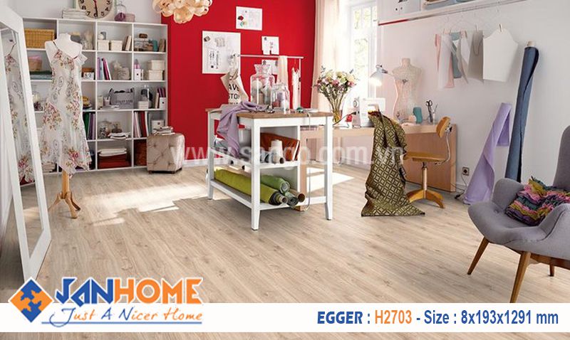 Thi công sàn gỗ Egger H2703 shop quần áo