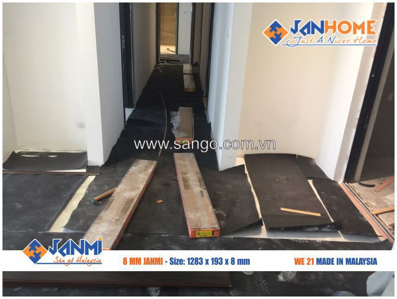 Sàn gỗ JANMI WE21 được xếp trên sàn chuẩn bị được thi công