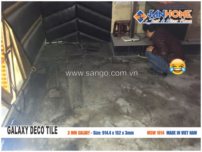 Thợ của JANHOME đang làm sạch mặt sàn trước khi phủ lớp keo dán