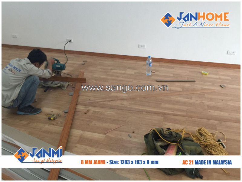 Sàn gỗ JANMI AC21 đã thi công xong giờ chỉ thi công phào nẹp nữa là xong