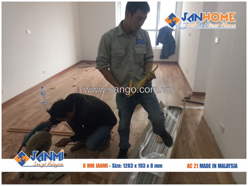 Thợ của JANHOME đang thi công sàn gỗ JANMI AC21