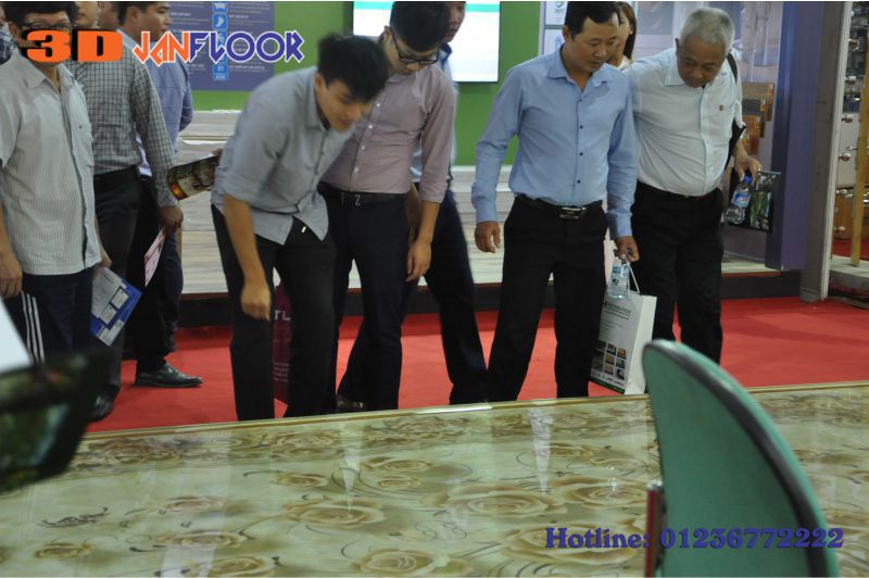 Rất đông khách hàng tò mò và thích thú với sản phẩm gạch 3D mới của 3D JANFLOOR