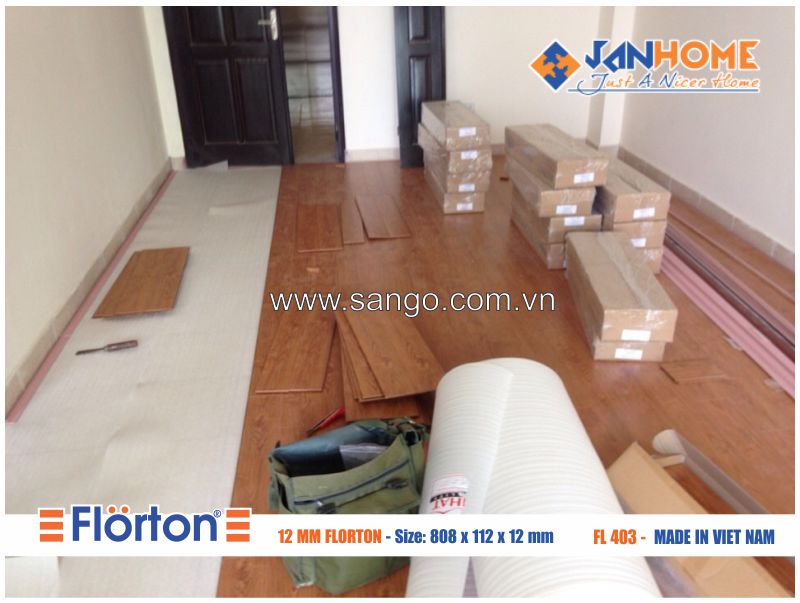 Thợ JANHOME đang thi công sàn gỗ Florton FL403