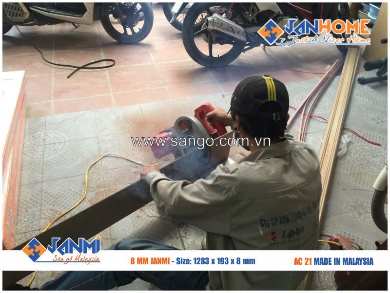 Thợ JANHOME đang cắt sàn gỗ JANMI AC21