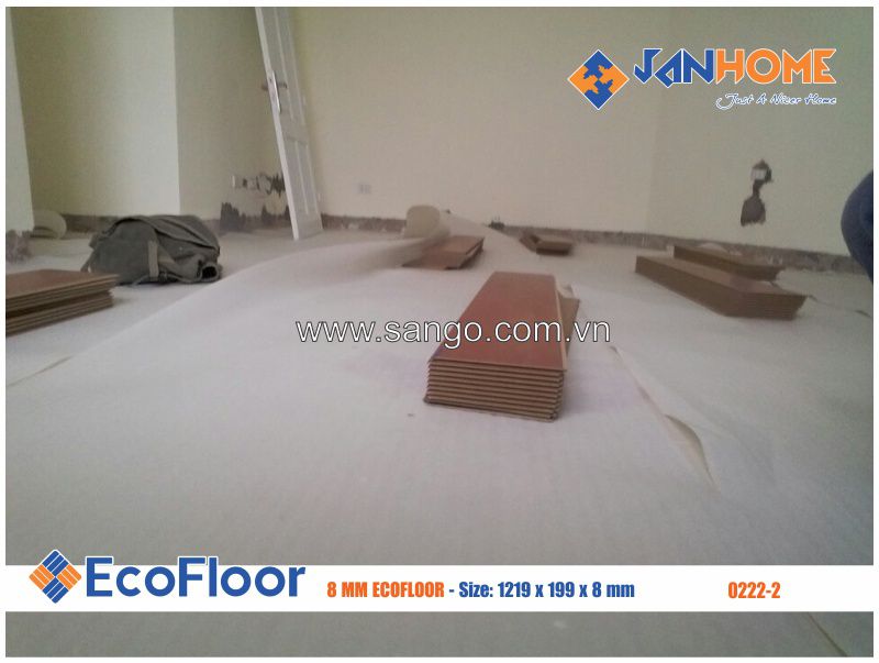 Thợ JANHOME trải lớp xốp lót sàn chuẩn bị thi công sàn gỗ Ecofloor