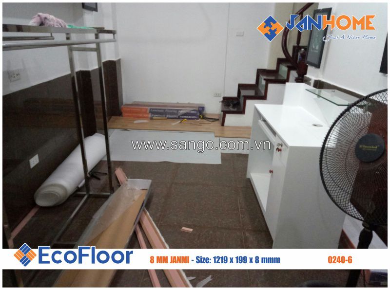 Nền đá hoa lạnh lẽo ban đầu được JANHOME thay thế bằng sàn gỗ EcoFloor