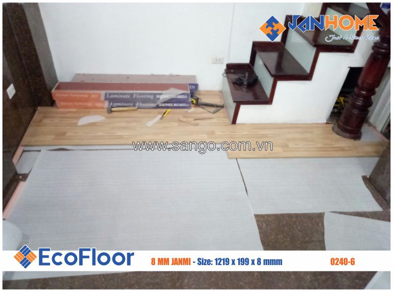 Những người thợ lành nghề của JANHOME đang thi công sàn gỗ EcoFloor