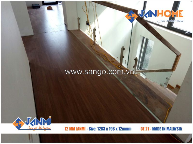 Khu cầu thang sau khi lát xong sàn gỗ JANMI CE21