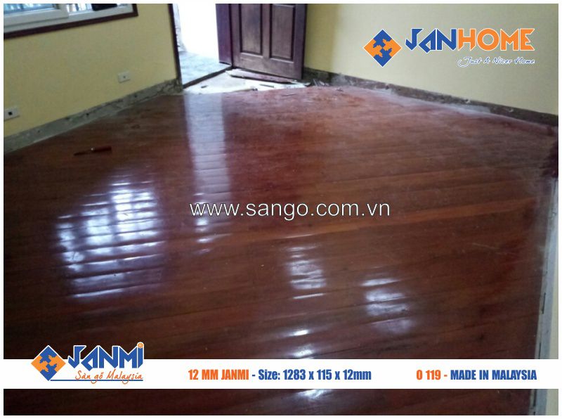 Sàn gỗ tự nhiên ban đầu nhà anh Tuấn đã bị phồng rộp, cong vênh