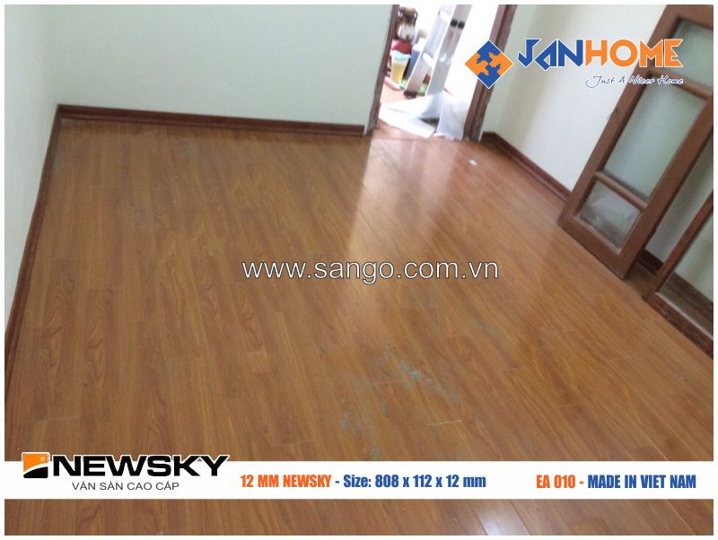 Sàn gỗ Newsky mã EA010 có kiểu vân đẹp lung linh giúp căn phòng ngủ nhà anh Lang trở nên sang trọng đẳng cấp