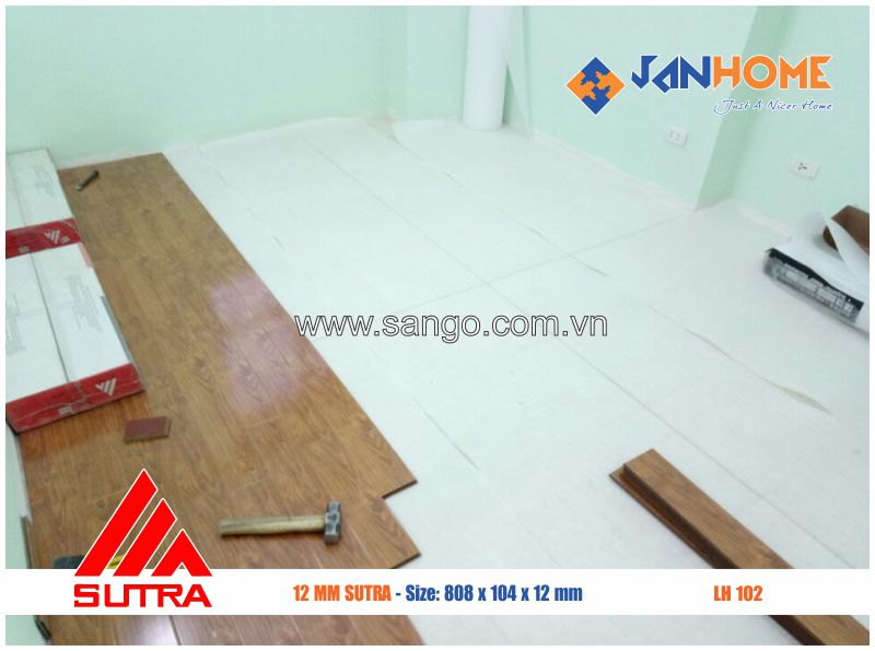 Thợ của JANHOME đang lát sàn gỗ Sultra