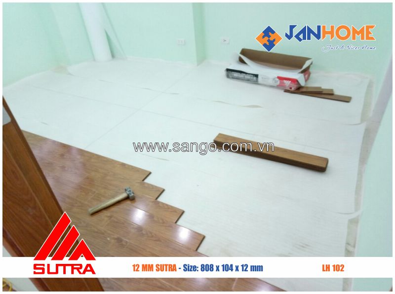 Thợ của JANHOME đang lắp đặt sàn gỗ Sultra LH102