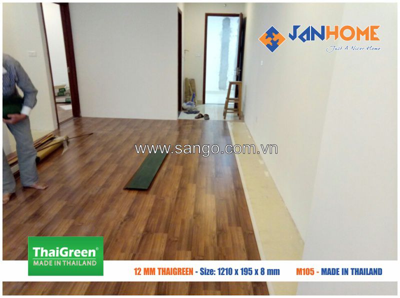 Thợ Janhome bắt đầu thi công sàn gỗ ThaiGreen cho nhà anh Đức