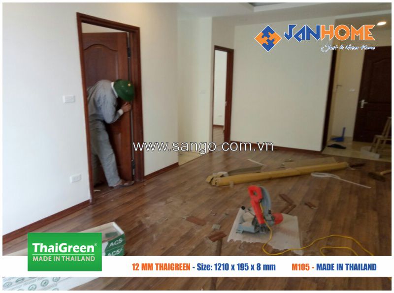 Thợ JANHOME đang thi công sàn gỗ ThaiGreen tại Hoàng Mai