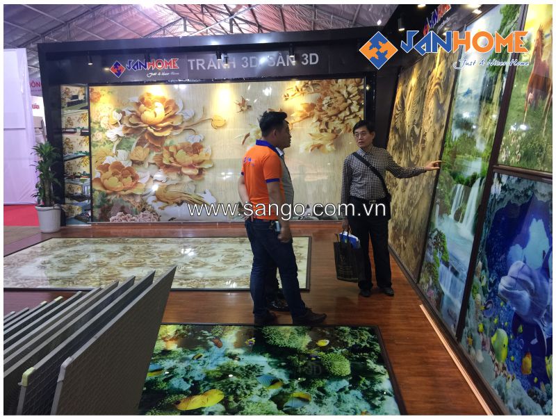 Nhân viên Janhome đang tư vấn gạch 3D  JANFLOOR cho khách