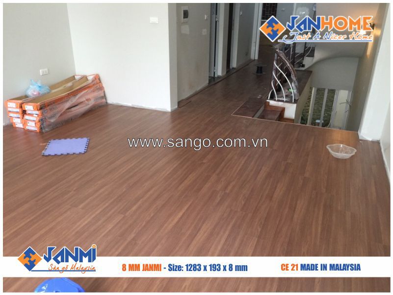 Khu vực cầu thang sau khi thi công sàn gỗ JANMI